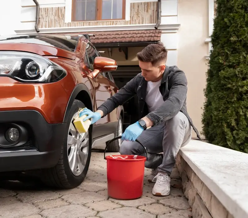 Lavage auto à domicile Graves-Saint-Amant : professionnel intervenant sur un véhicule